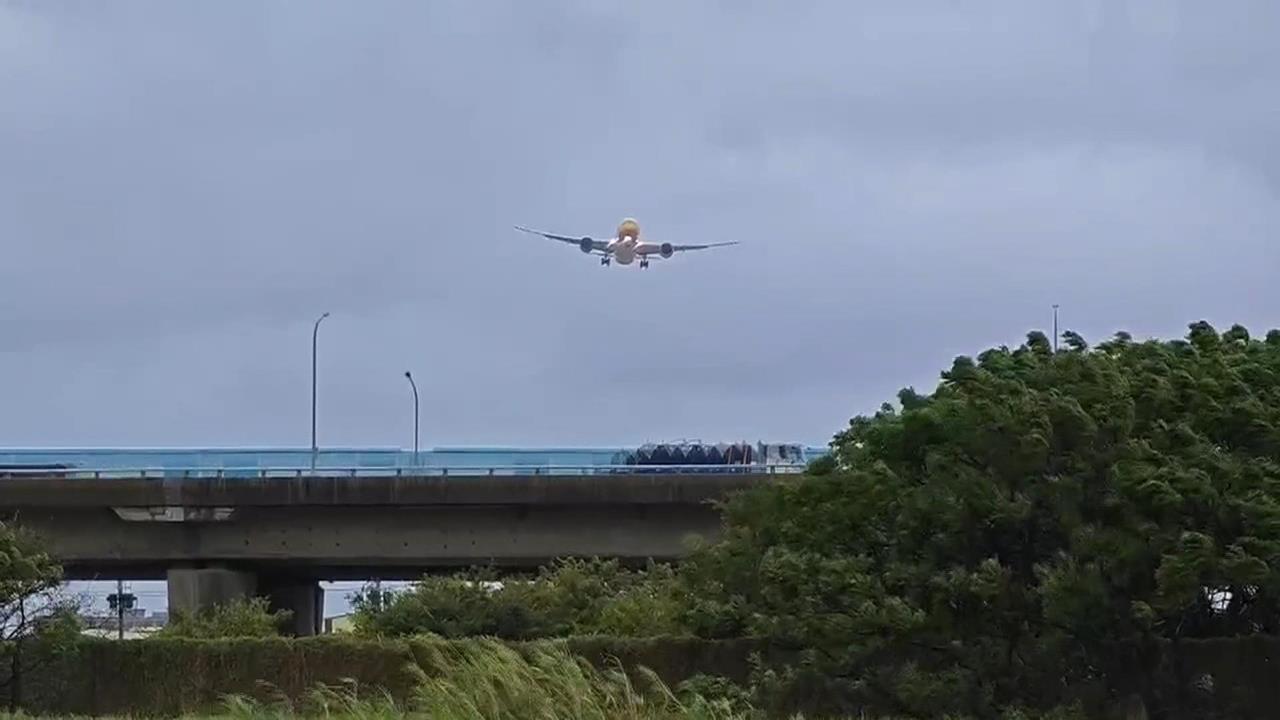 風太大！飛機降落前又重飛超驚險　機上乘客：怎麼又要出國了？