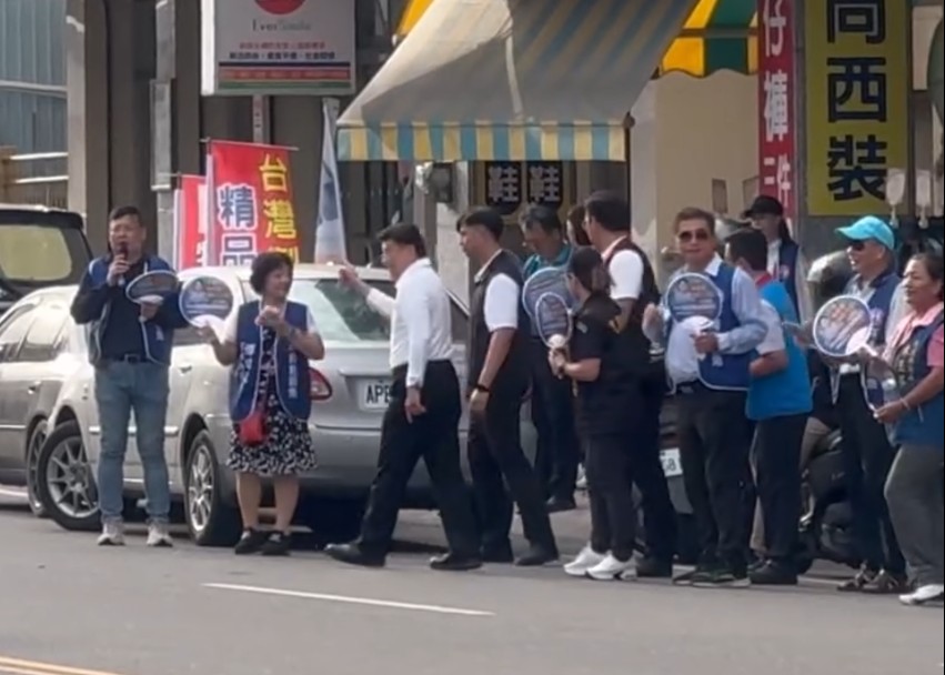 快新聞／傅崐萁真的怕了？徒步掃街拜票　網諷：大限已到裝親民