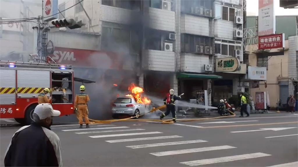 小客車撞蛋車瞬間起火 駕駛跳車逃生