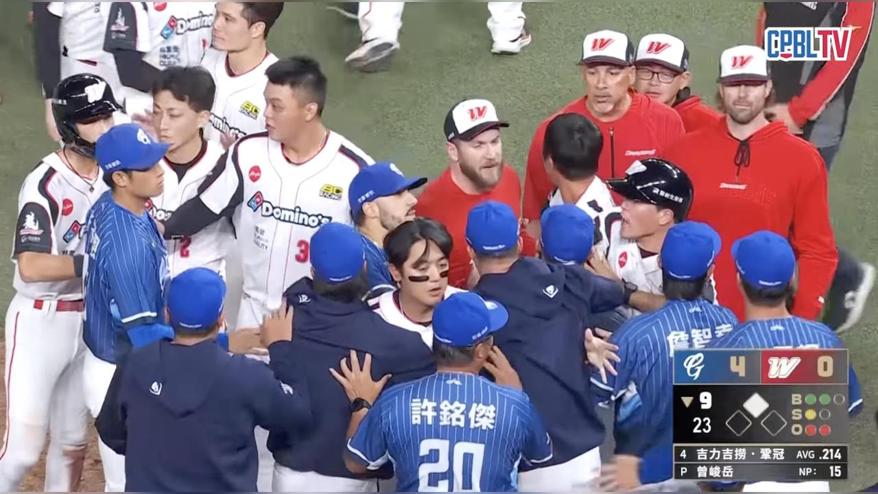 吉力吉撈推擠戴培峰，兩隊球員板凳清空。（圖／截自轉播）