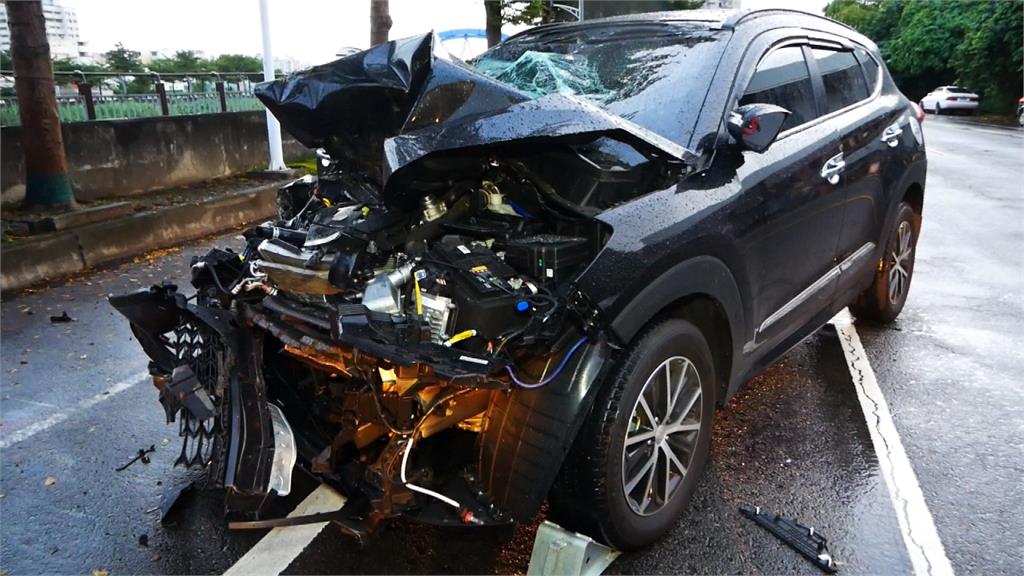 中市休旅車撞路邊砂石車 駕駛無呼吸心跳