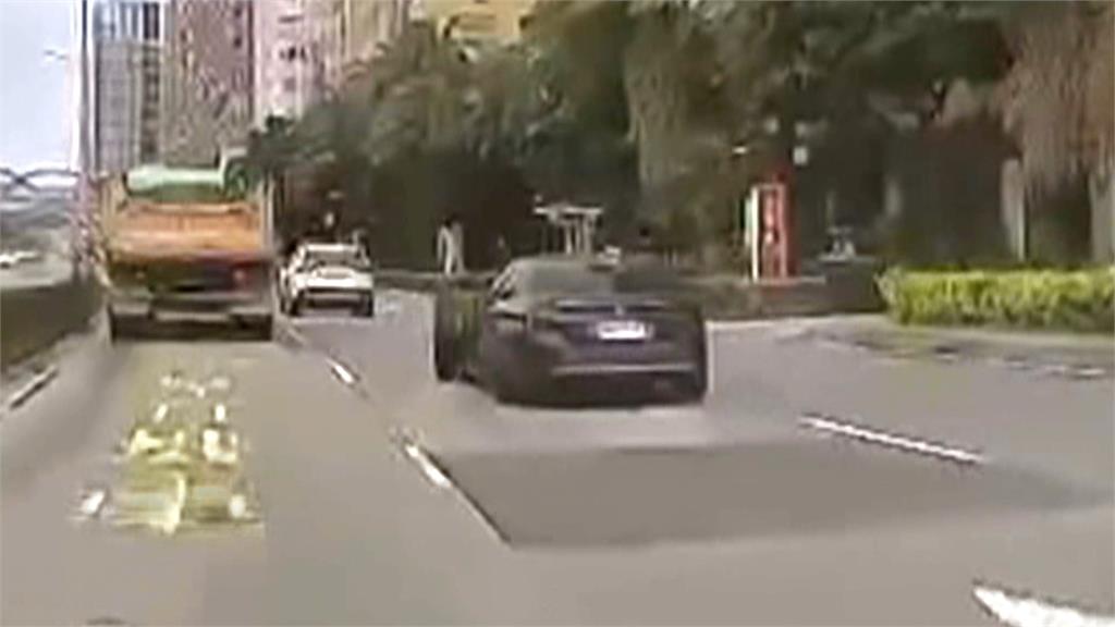 新北永和這輛曳引車怪怪的！　輪胎竟出走連撞汽機車、路樹