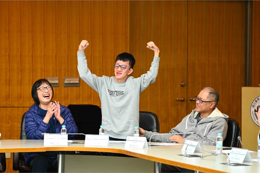 因罹患罕病遭譏「外星人」!少年經過20多次手術 重建顏面找回自信