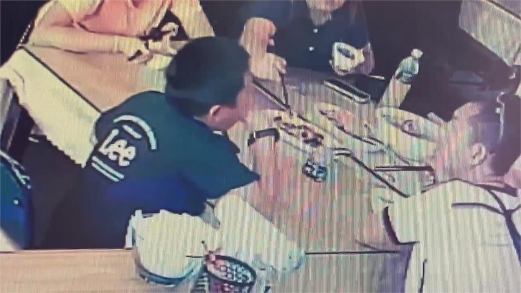 男童吃小卷噎到！  老闆用"哈姆立克法"救了一命"