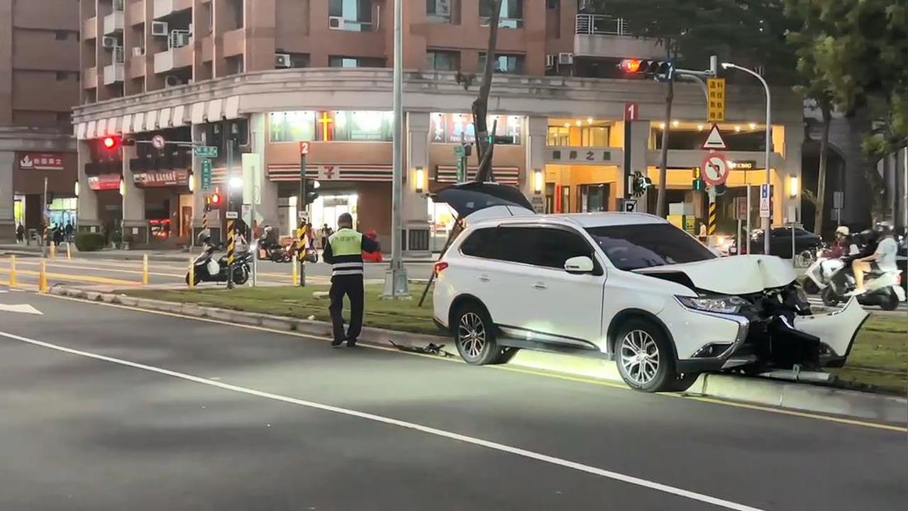獨家/白色轎車直接撞進高雄輕軌軌道 車頭全毀慘況曝光