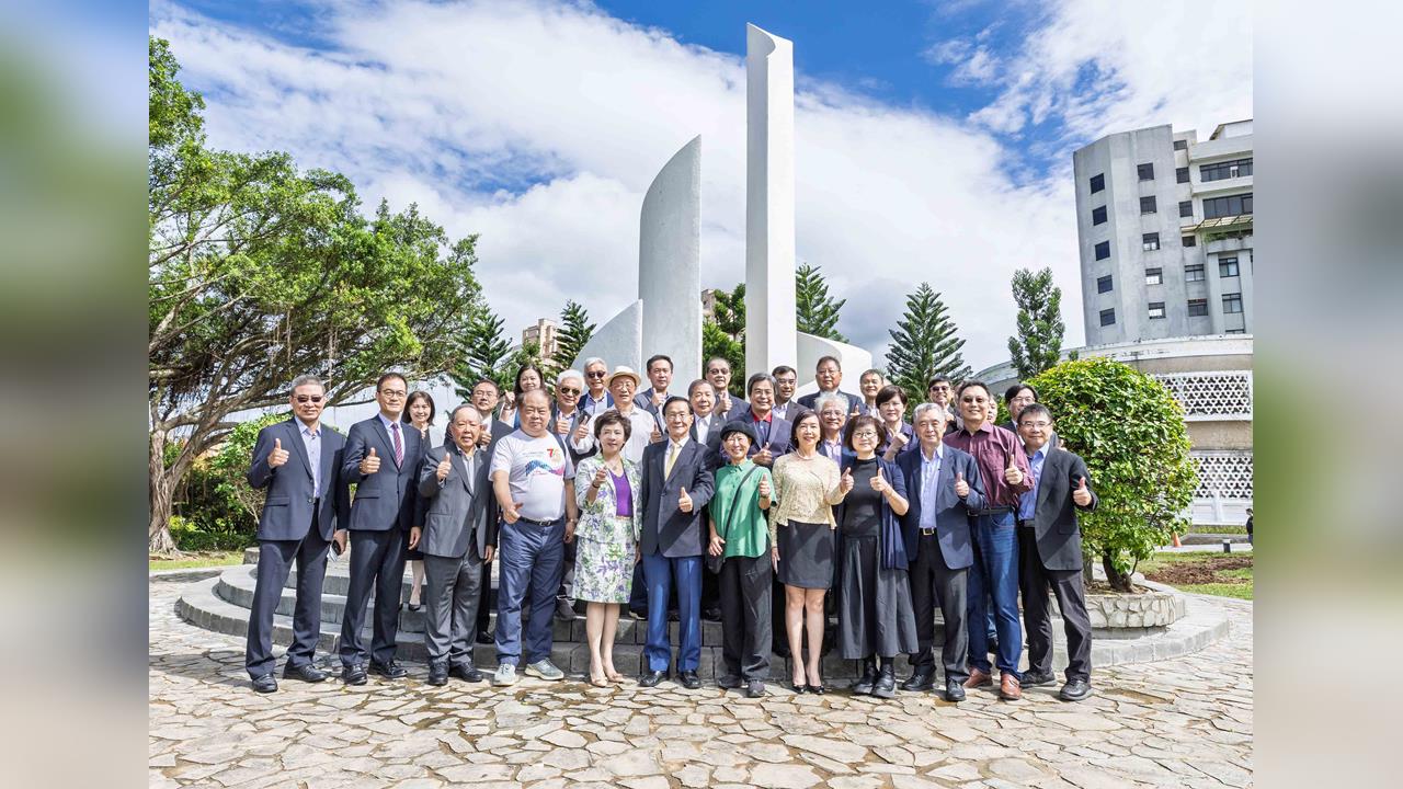 【淡江傳真】淡江書卷廣場新貌落成 校友捐款「蛋捲」重現經典風華