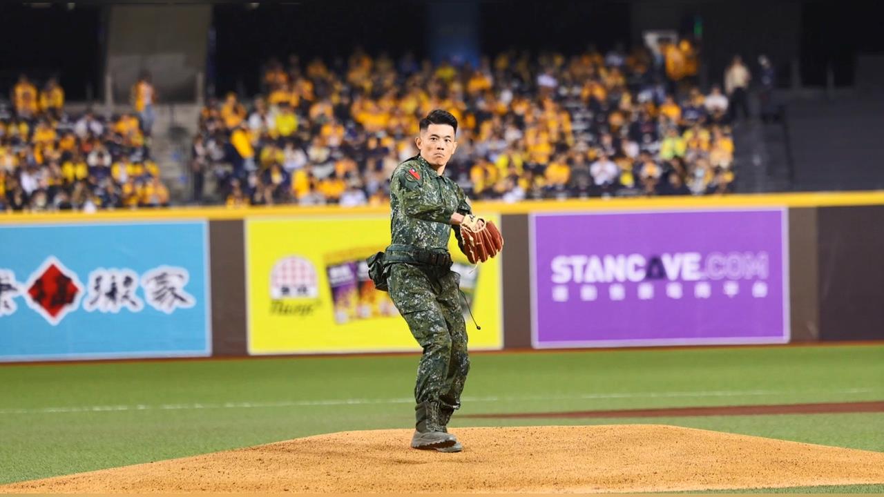 暖!光復救災送帽 陳保宏士官長現身中職冠軍賽開球