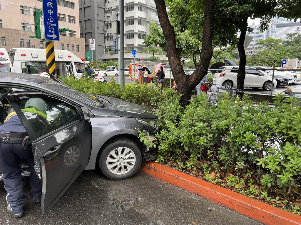 快新聞／北市信義區重大車禍！  Uber司機衝撞6汽機車釀7傷