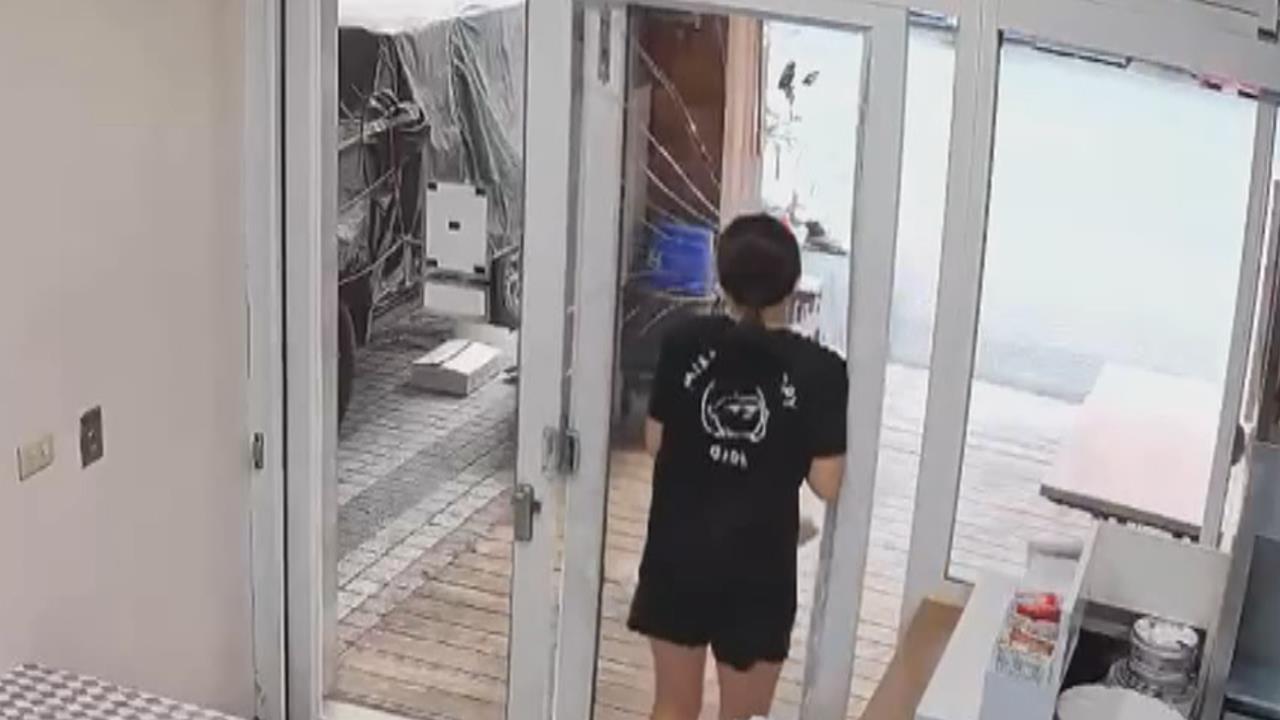 鐵頭功？網路掀熱議　高雄早午餐店闆娘送餐撞碎玻璃門