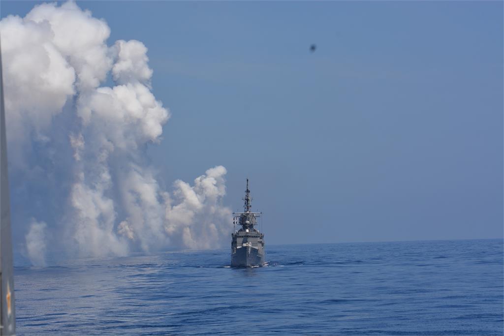 幕後／中共灰色地帶騷擾　中和軍艦海強操演與中國漁船碰撞　