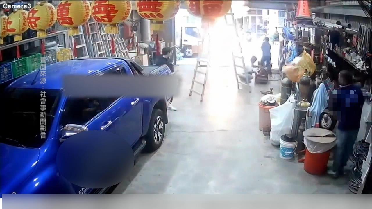 工程行開工祭拜　「切管儀式」火星噴濺突點燃鞭炮開炸