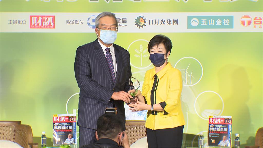 張淑芬十天來第一次出門 張忠謀愛的叮嚀：口罩別摘下！