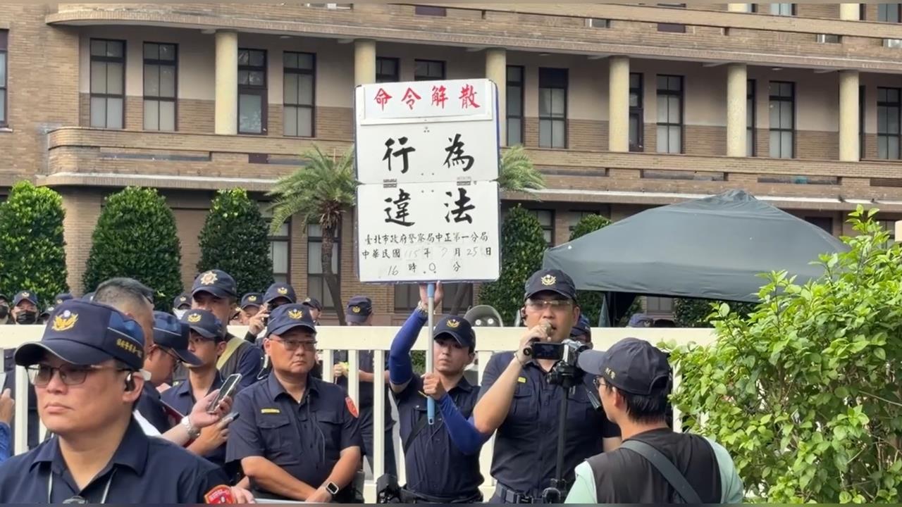 最新／黃國昌太扯了！未事先申請竟衝行政院前抗議　警舉牌警告