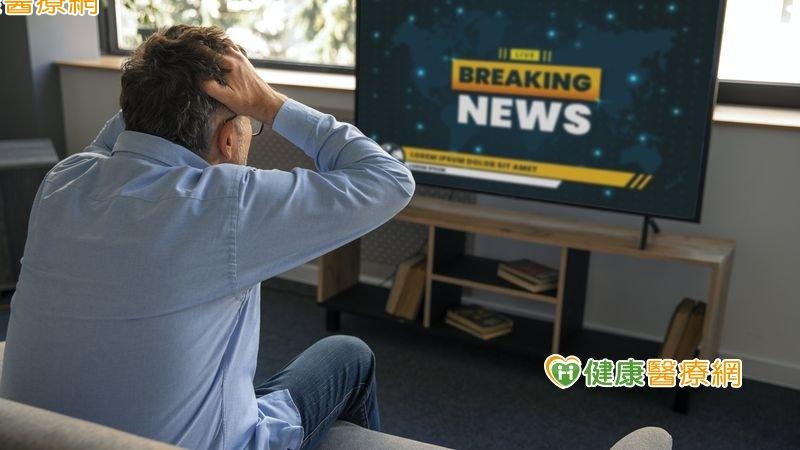 控制不了！總是不斷查看新聞？研究：當心易引發心理問題