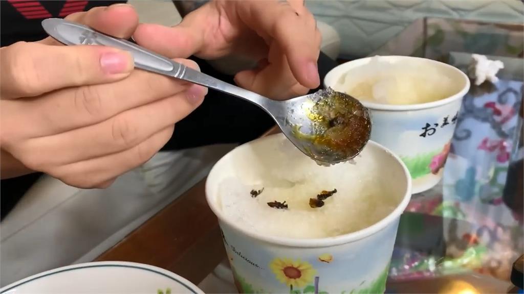 蜜蜂吃起來帶甜味？網紅特製「蜜蜂冰」結局驚人：像在吃蒼蠅