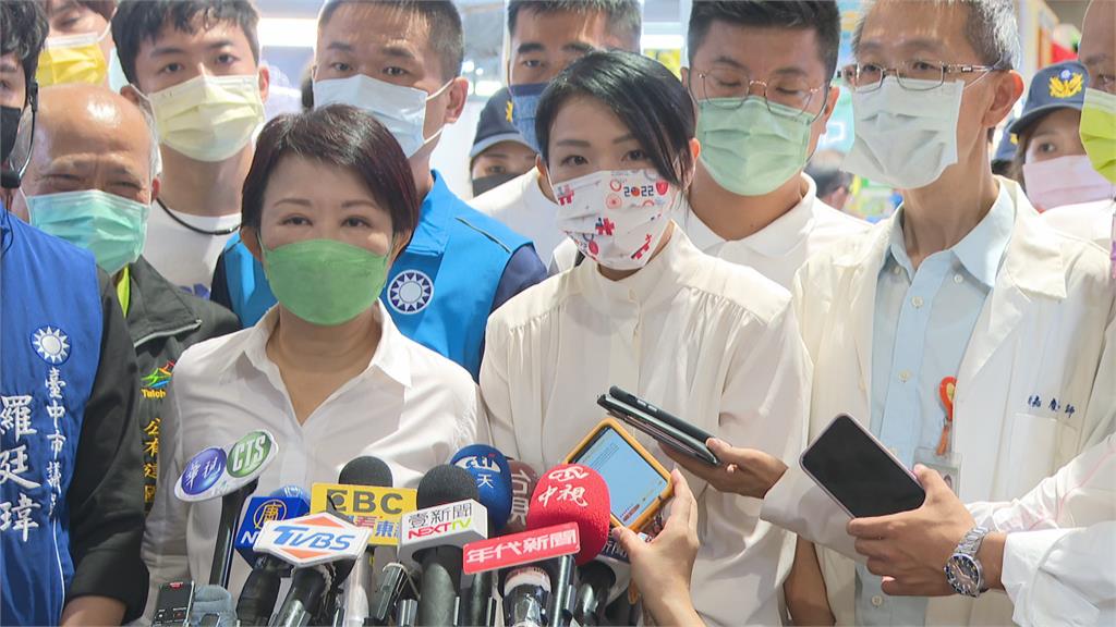 林耕仁臉綠了...盧秀燕牽手高虹安逛市場　沈慧虹大酸「藍白合互相政治利用」