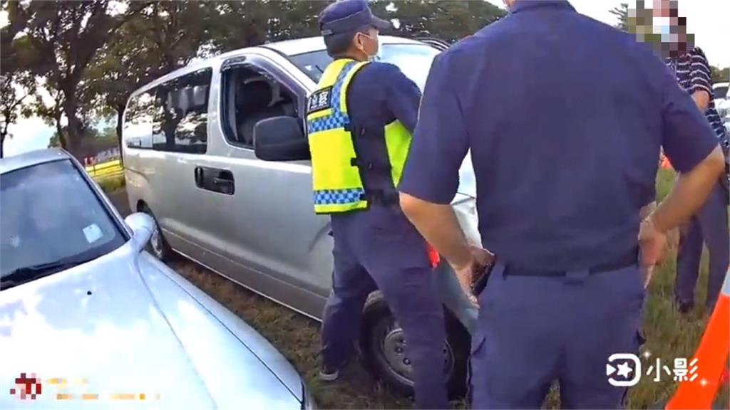休旅車卡泥坑　神力警徒手抬車助脫困