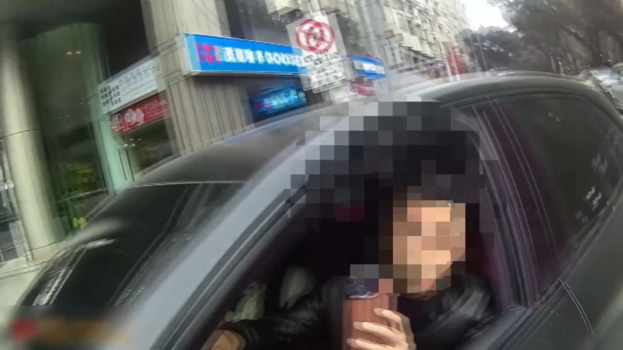 誇張! 2男2女疑酒駕拒測 警拔槍喝斥也不怕遭開18萬罰單