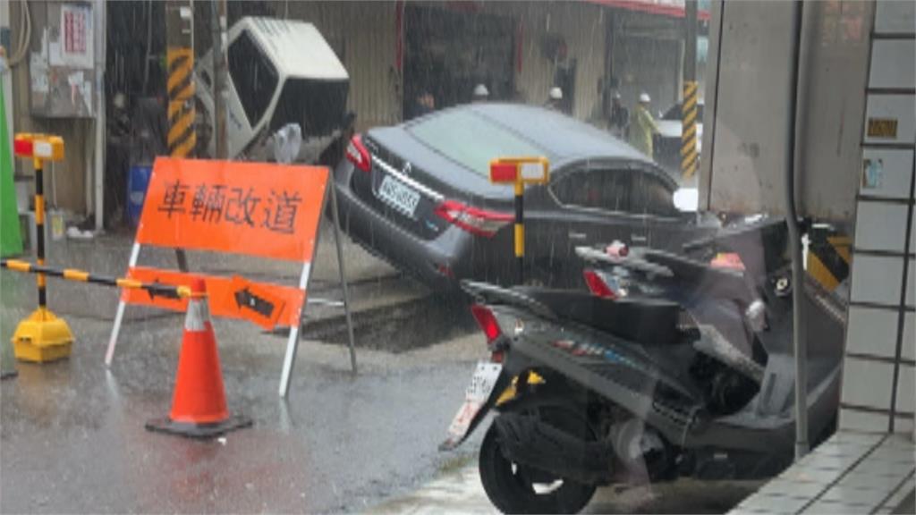 疑雨天視線不佳！轎車誤闖施工區卡坑洞