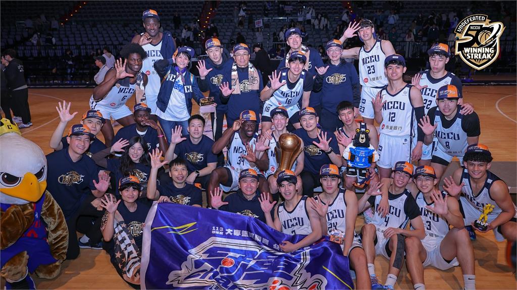 UBA(影)／政大勇奪UBA大專籃球聯賽5連霸  寫下跨季50連勝超狂紀錄