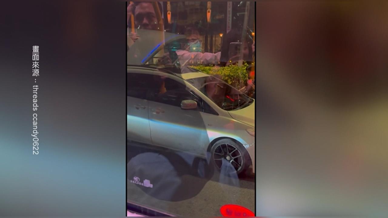 海景第一排！　警車陣中舉槍追捕　公車乘客現場直擊「電影場景」