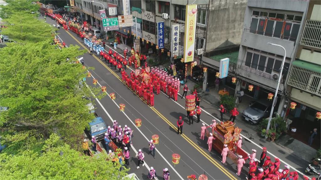 空拍看鹿港街道　「粉紅娘子軍」井然有序護神駕