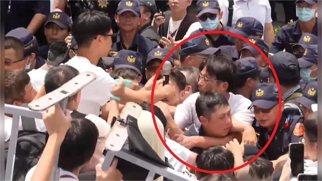 快新聞/走讀大走鐘!黃國昌辯對警勒脖是「手放肩上」 律師:一般人早依現行犯逮捕