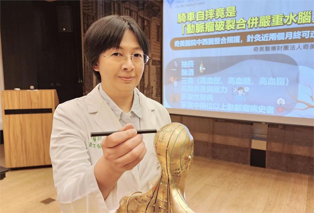 「雷擊般頭痛」騎車自摔！   沒慢性病的她竟是動脈瘤破裂
