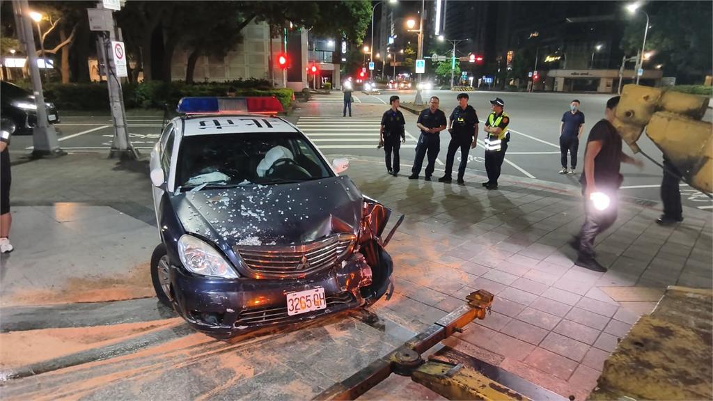 煞不住！警車撞進大樓　民眾：警察大人　你累了嗎
