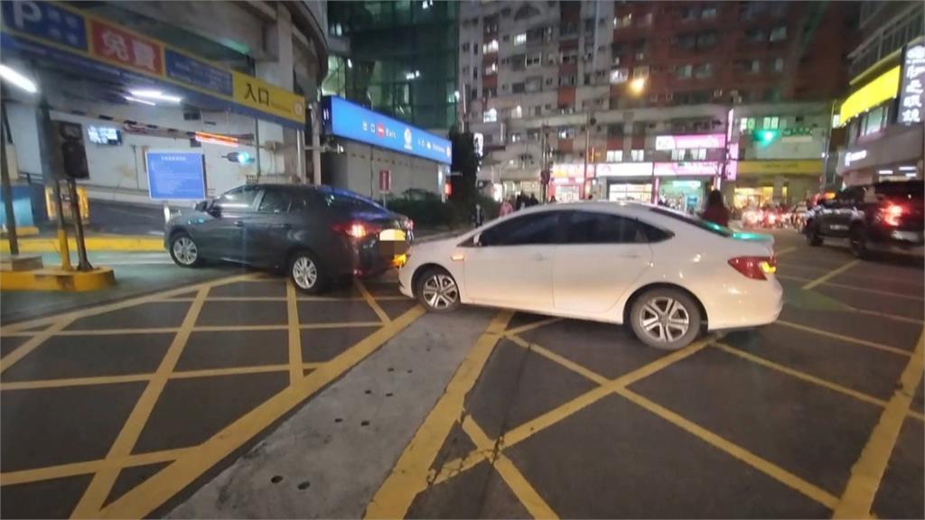 駕駛疑反悔不停車下車忘打P檔　停車場入口處「倒退嚕」撞後車