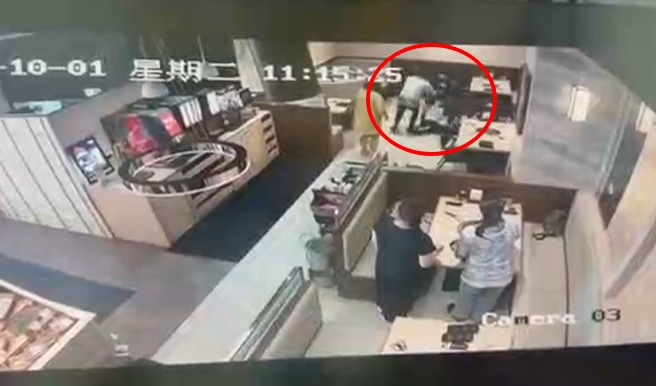 有夠倒霉！台中燒肉店員工「無故遭客人毆打」同事出手幫忙也被揍