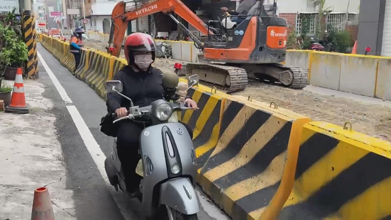 嘉義市國華街工程施作　騎士硬闖管制路段險象環生