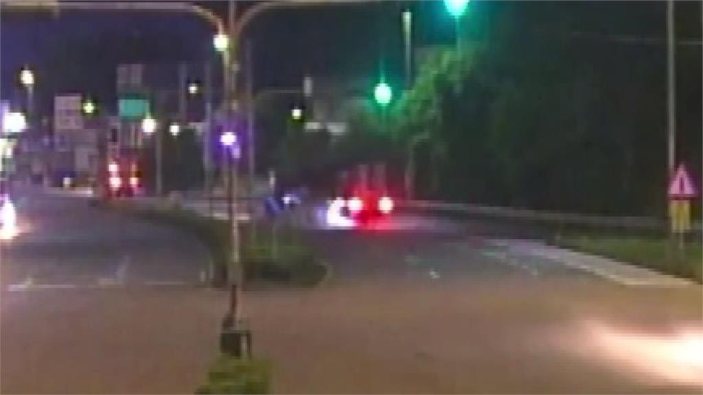 拖板車下國道過彎疑未減速　磁磚遭甩飛綿延２００米