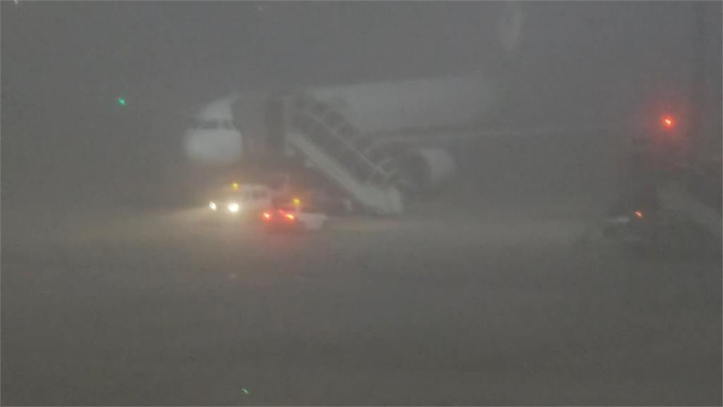 濃霧! <em>桃機</em>能見度僅100m 長榮.東航班機重飛降落