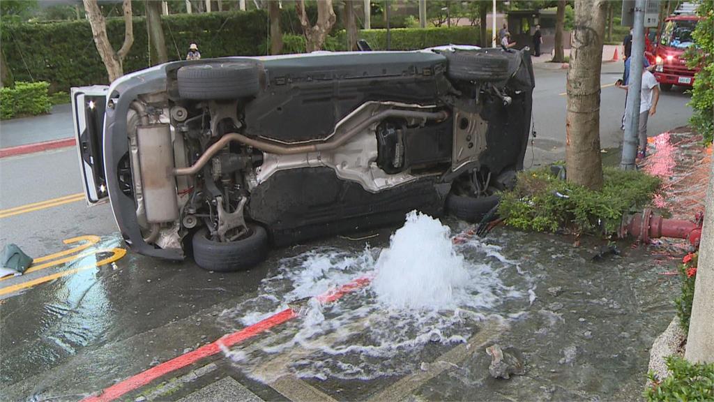 轎車失控自撞消防栓　大量水湧上街頭