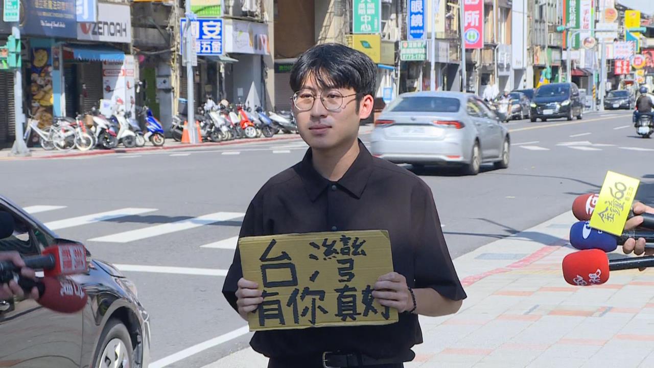 快新聞／正面踢館！李明璇稱志工霸占車票　鏟子超人赴國民黨部喊「踹共」