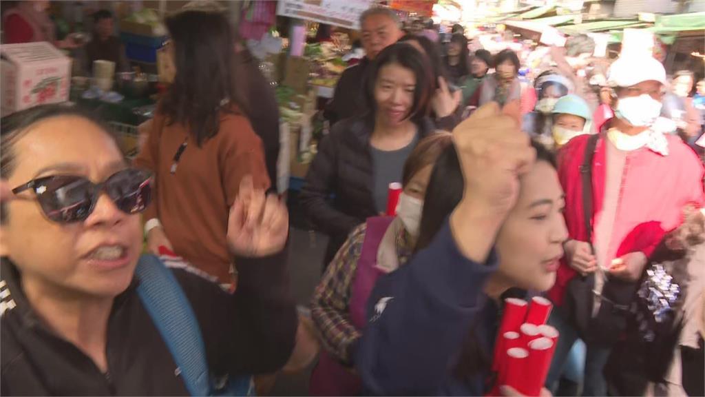 快新聞／徐巧芯發春聯遇抗議　女子當面怒吼：不要碰我！大家一定要罷免她