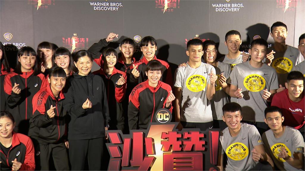 光復高中男籃隊HBL奪冠 教練.球員開心看電影