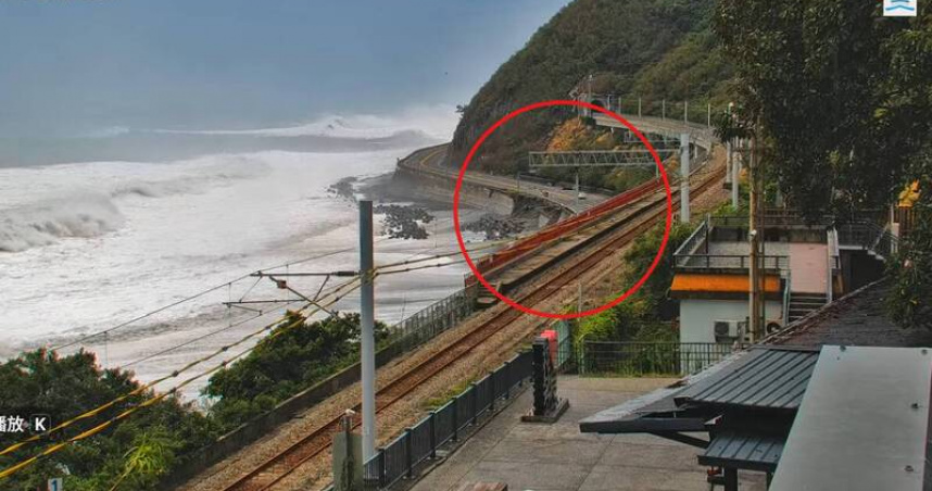 薔琵颱風巨浪狂轟台東！南迴公路路基遭掏空　2車接連遭襲釀傷