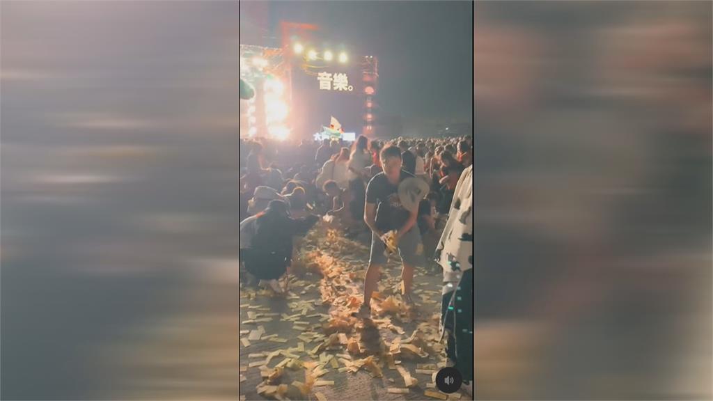 10萬歌迷來朝聖！閃靈大港開唱　歌迷撒冥紙力挺