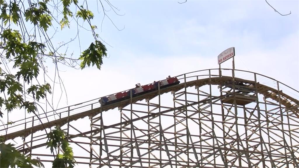 美國「雲霄飛車狂粉」　八旬老夫妻　今夏挑戰2千趟！