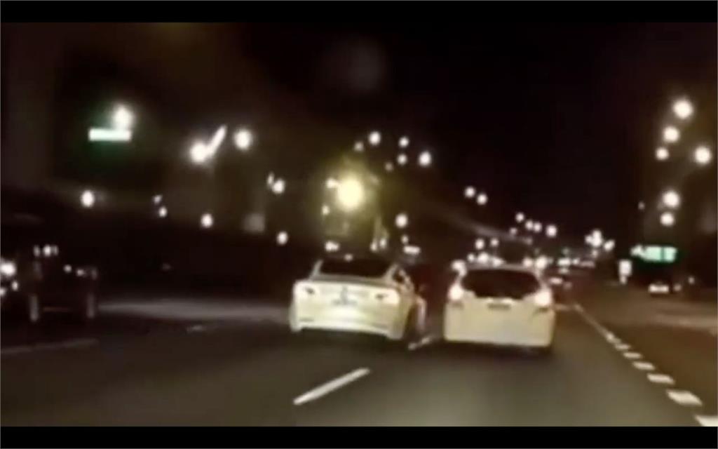 特斯拉深夜飄移自撞！匝道口蛇行橫衝護欄　網嚇爛：這招學不來