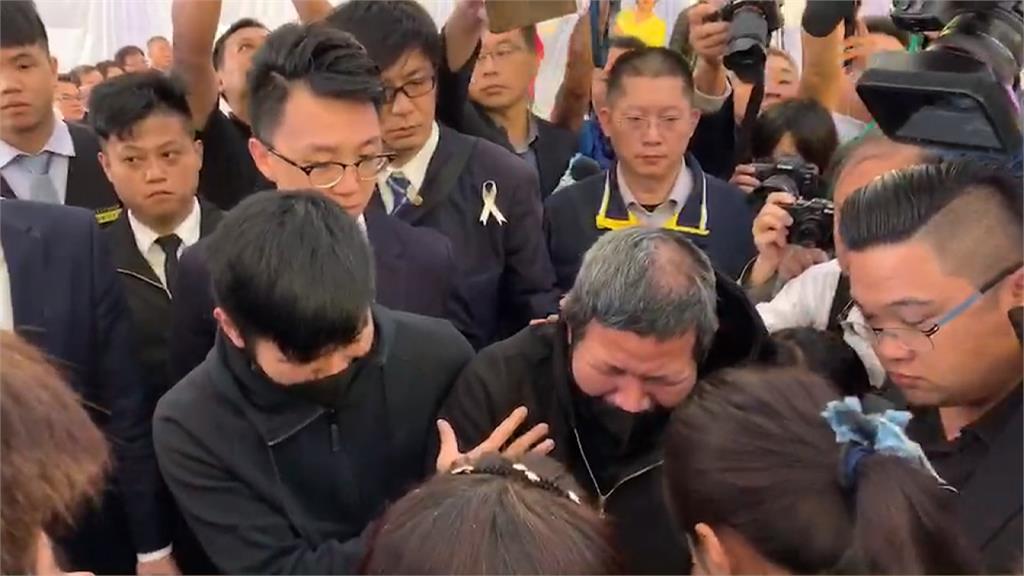 普悠瑪司機公祭淚崩道歉 罹難者家屬頻安慰