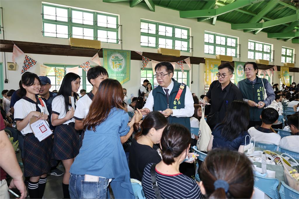 黃偉哲出席國中小畢業典禮獨特的互動風格 網友笑稱：像在跨年也像在餵魚！