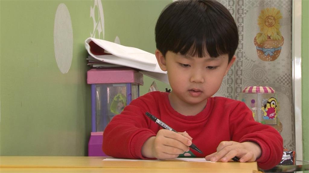 5歲男童每天設計複雜迷宮 追著媽媽就地「考試」