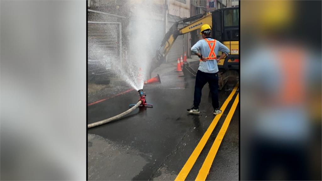 桃園八德道路施工挖破瓦斯管　警消封路急灑水防護