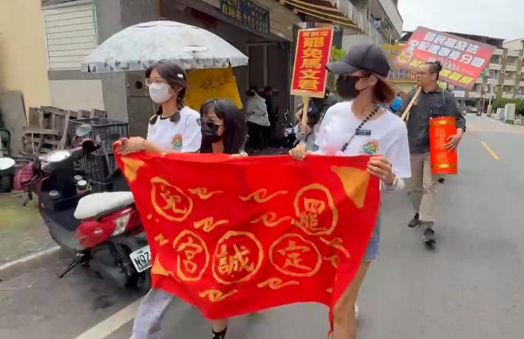 南投罷團大喊告急! 抬「定誠宮令旗」上街類遶境