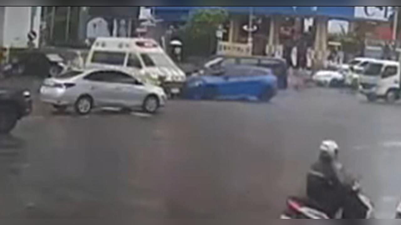 台中救護車載病患遭撞! 苗栗轎車打滑撞前車衝分隔島