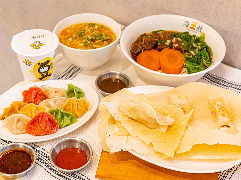 大魯閣新時代美食|酥皮鍋貼料多又爆汁 沾上獨家醬料更好吃!