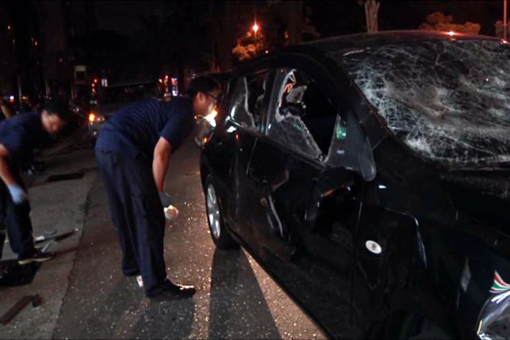 嘜走！酒客不讓小姐離開 竟砸爛馬伕車